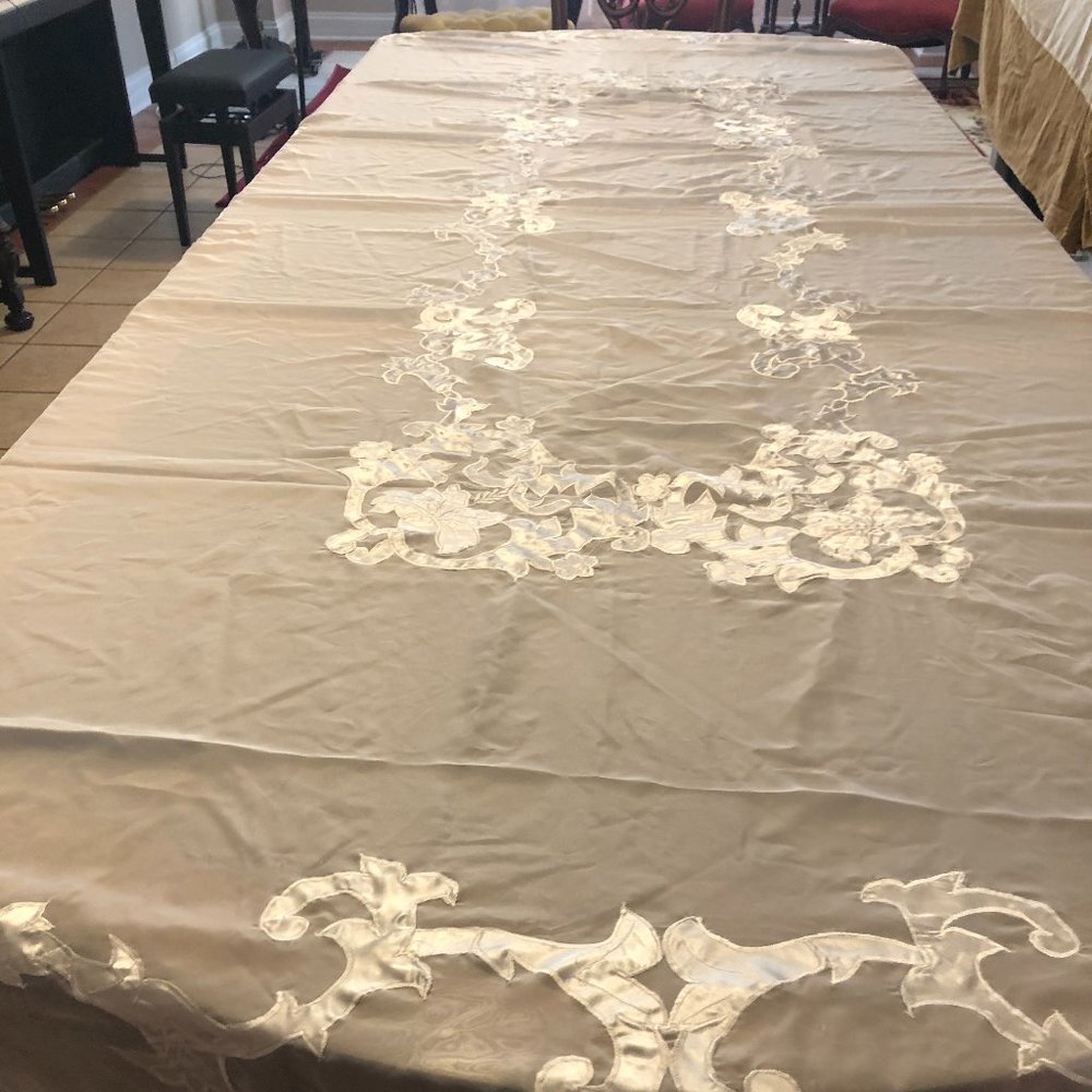 WHITE TABLE CLOTH WITH MATCHING PLACEMATS